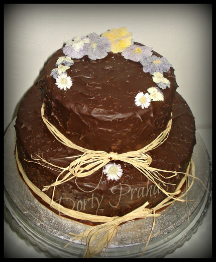 čoko_014-čokoládový rustikální dort s jedlými živými kv