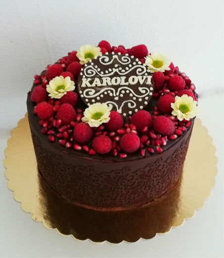 čoko_038-dort s čokoládovou krajkou a čerstvým ovocem.jpg