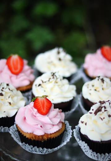 cup_034-cupcakes vanilkové s jahodovým krémem a čokoládové