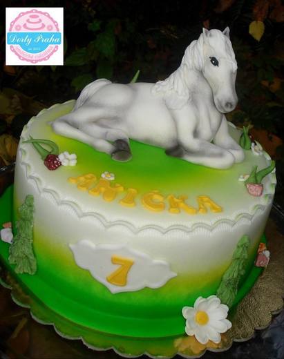 dět_424-koník na dortu, světlý korpus a jahodový krém.jpg