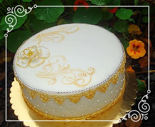 přání_156-něžný bílo-zlatý dortík.jpg