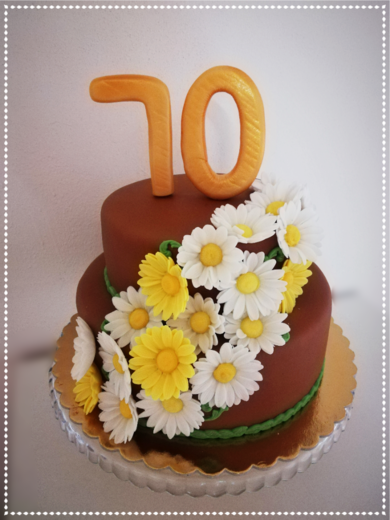přání_200-celočokoládový dort s kaskádou žlutých a bíl