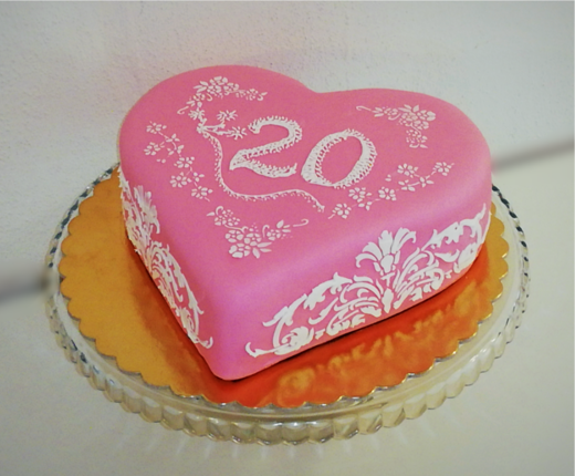 přání_206-dort zdobený jemnou krajkou a ručně domalovaný.