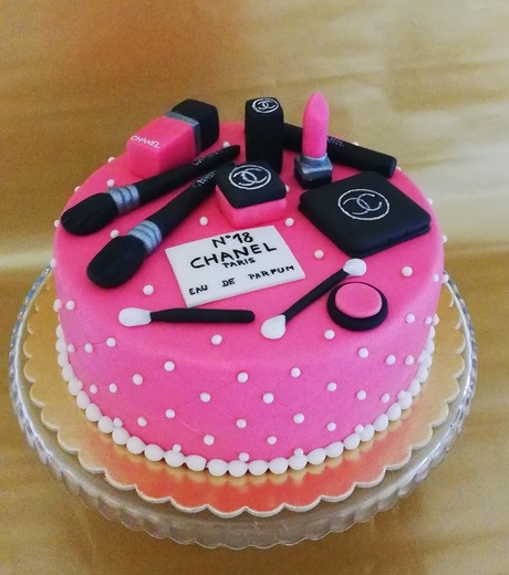 přání_276-dort se šminkami značky Chanel pro malou parádni