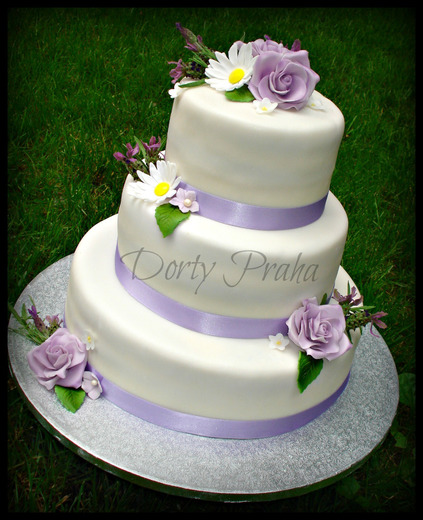 svat_015-svatební dort s cukrovými květy a živými levandule