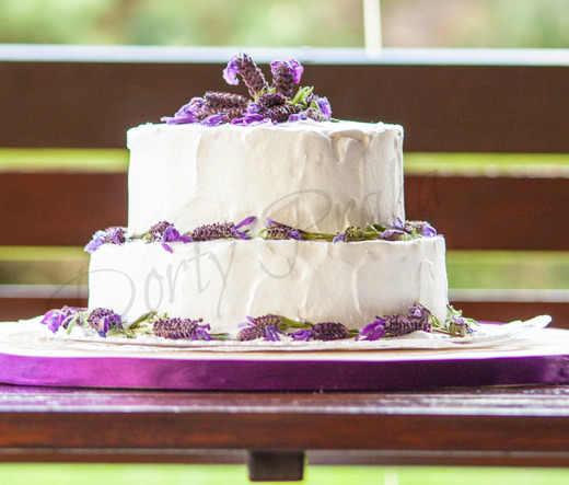 svat_016-veganský svatební dort s živými levandulemi.jpg