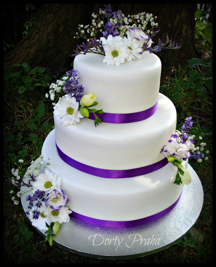 svat_021-svatební dort s živými květy.jpg