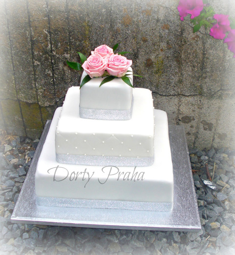 svat_022-svatební dort s žívými růžemi 50-60 porcí.jpg
