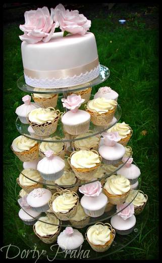 svat_031-svatební věž s cupcakes.jpg