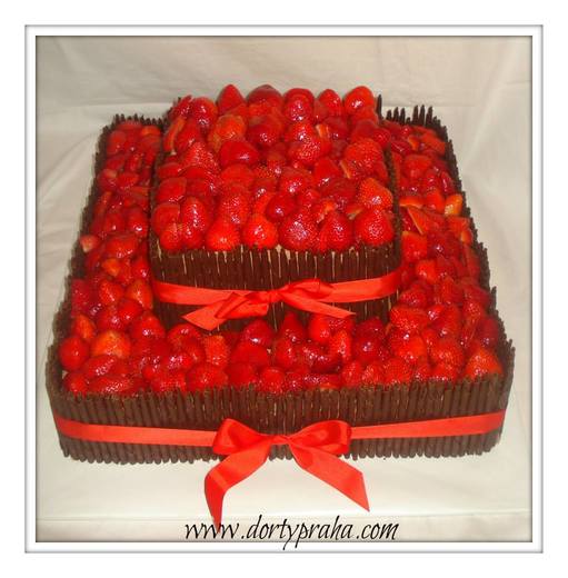 svat_035-svatební dort s čoko trubičkami a čerstvými jahoda