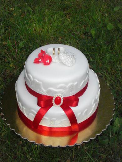 svat_040-svatební dort s prstýnky v jedlé krabičce.jpg