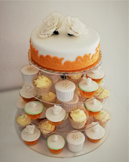 svat_086-svatební věž s cupcakes a dotrem s modelovanými rů