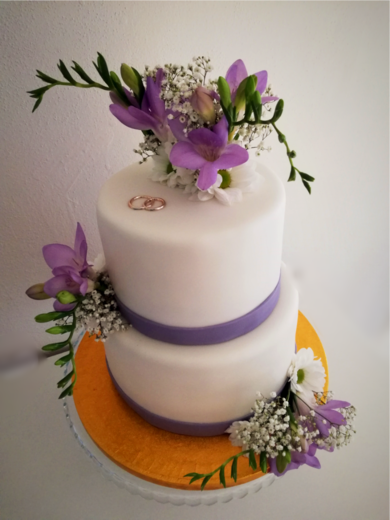 svat_089-Svatební dort v bezlepkové variantě s živými květ