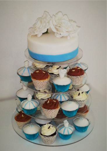 svat_090-svatební věž s cupcakes laděná do modré s modelov