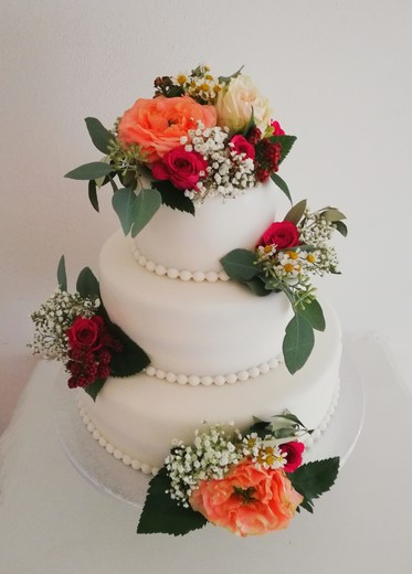 svat_103-potahovaný dort s živými květy a heřmánkem.jpg